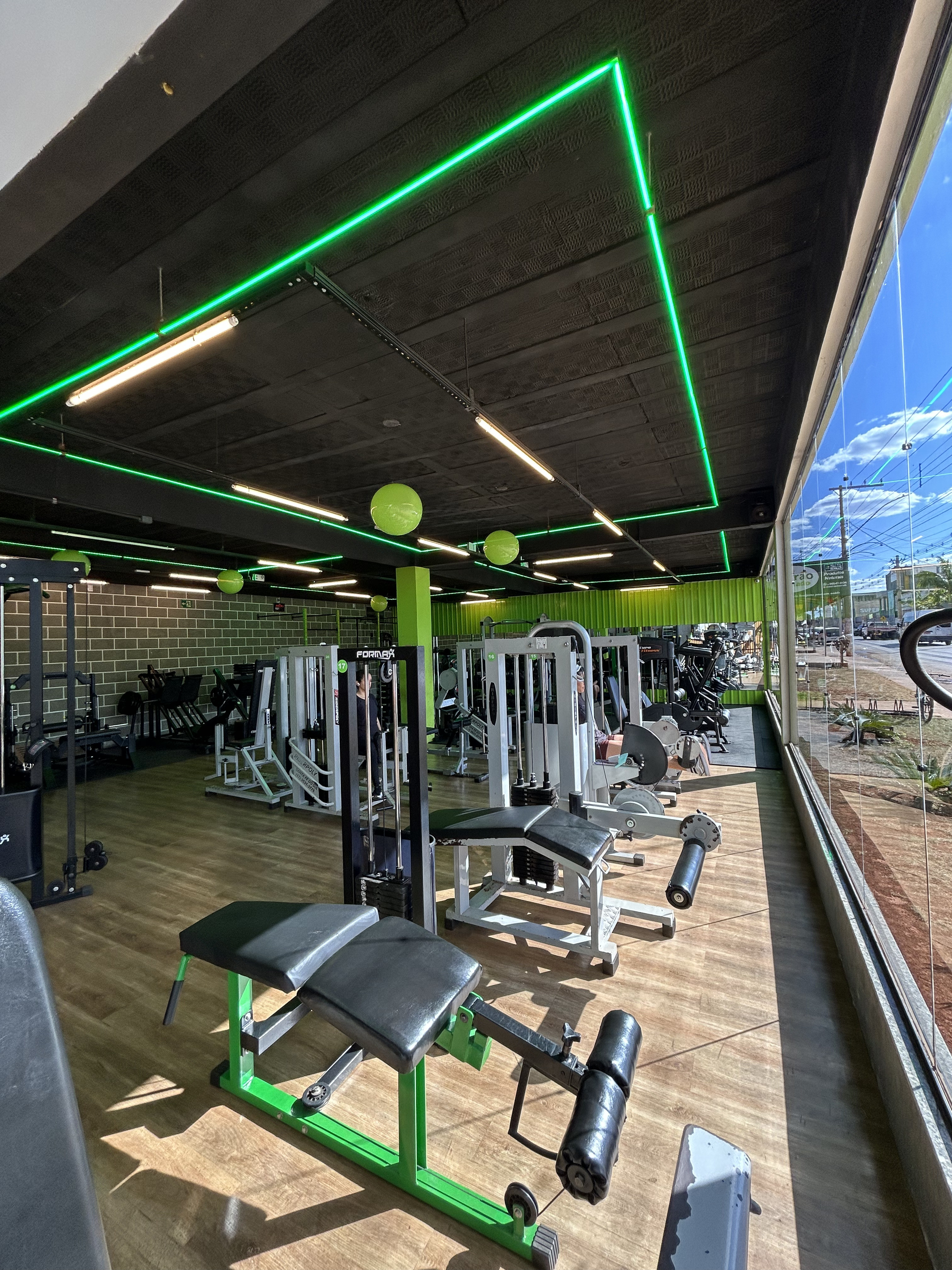 Área de cardio da Academia Bravus Fitness, com esteiras e elípticos