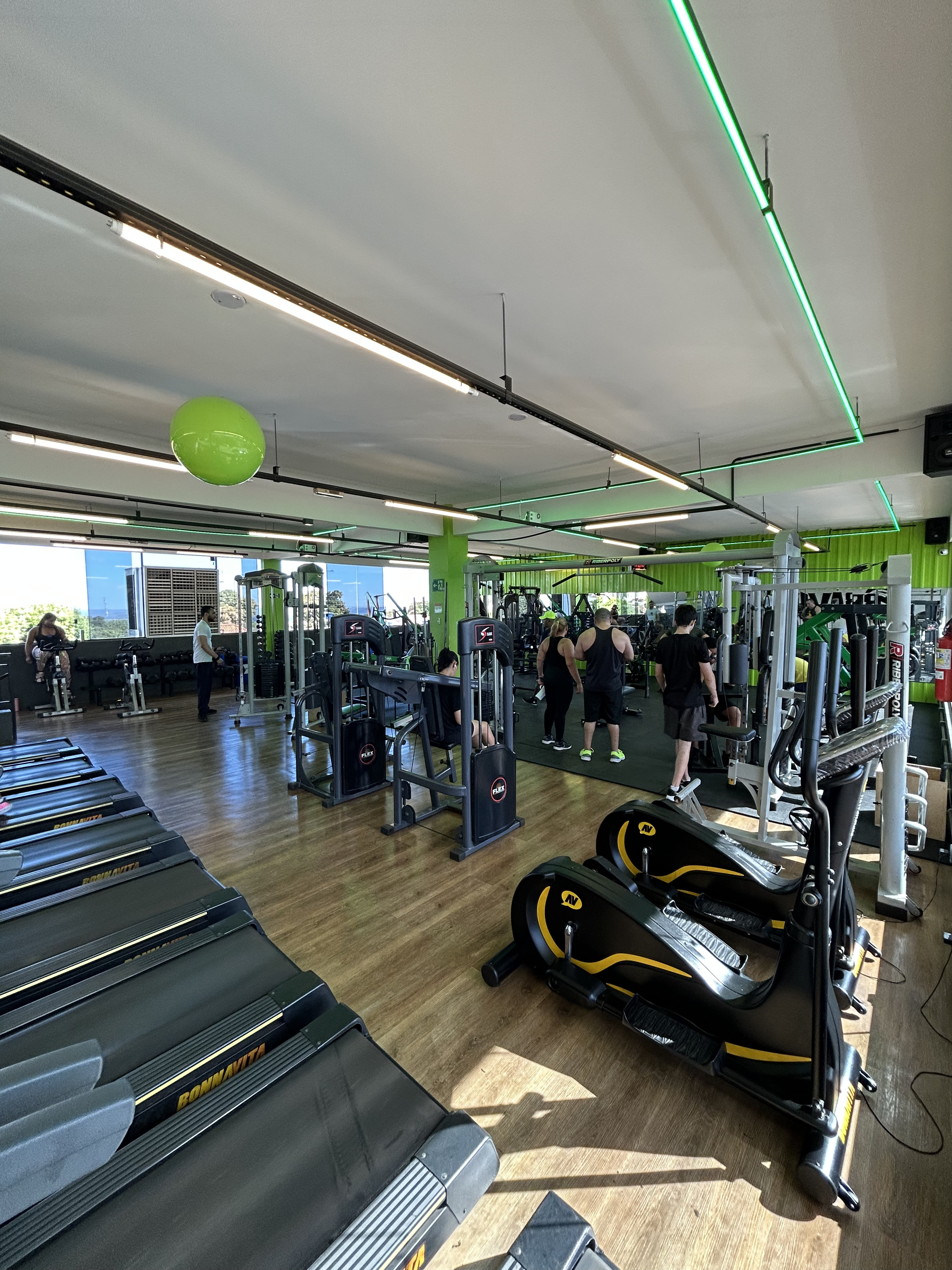 Alunos treinando na área de cardio da Academia Bravus Fitness