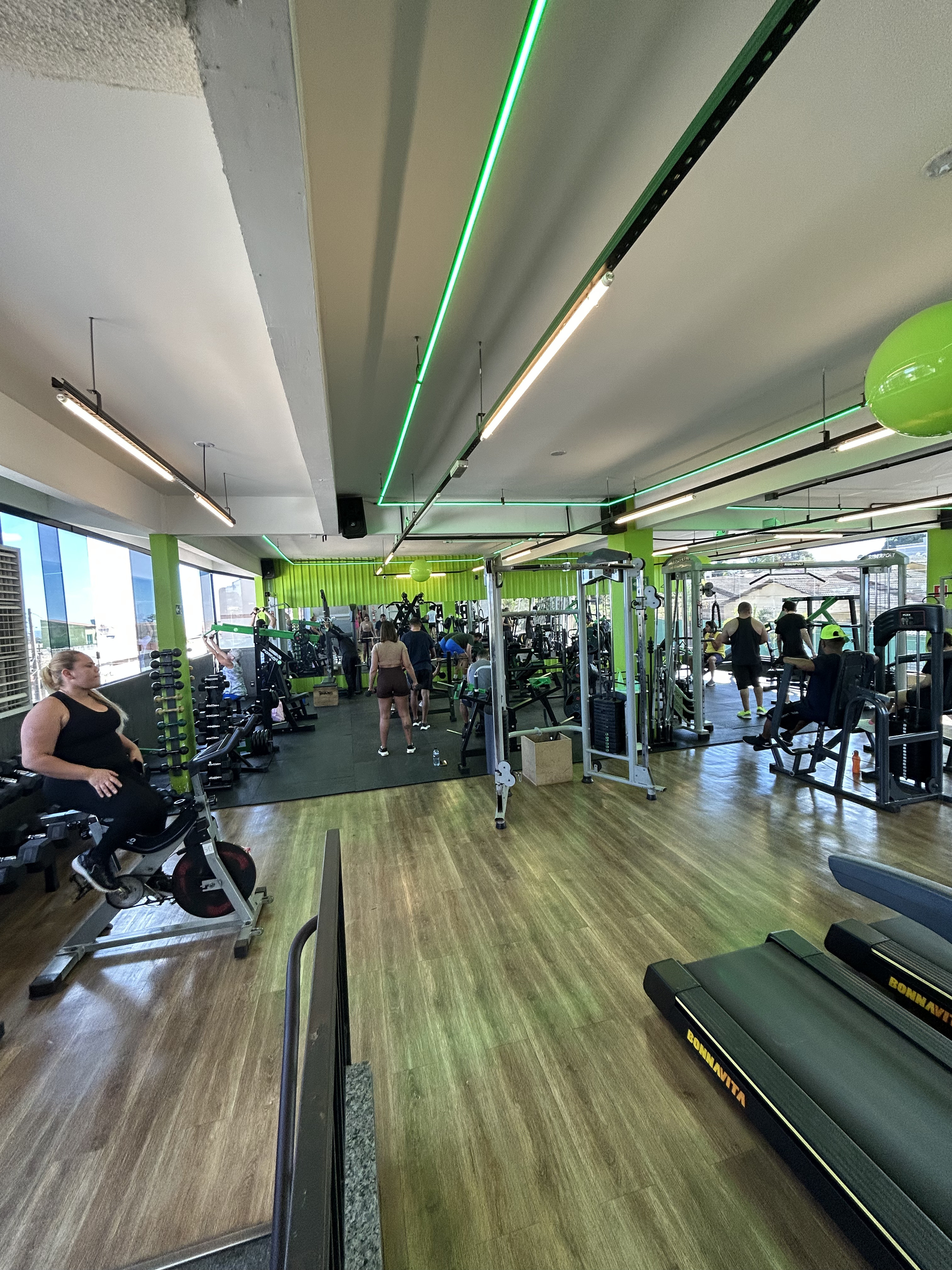Bicicletas e esteiras da área de cardio da Academia Bravus Fitness