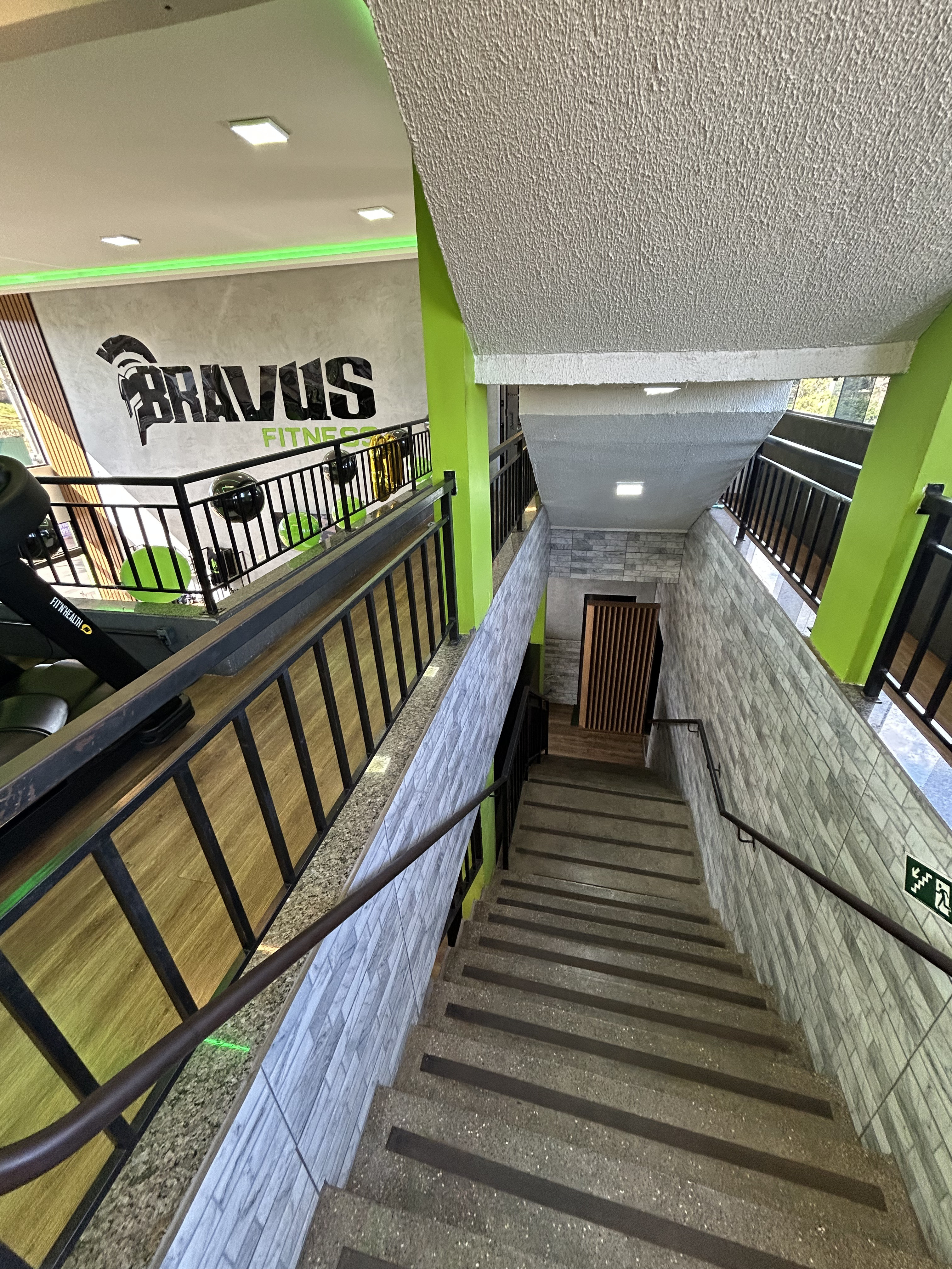 Escada de acesso entre os andares da Academia Bravus Fitness