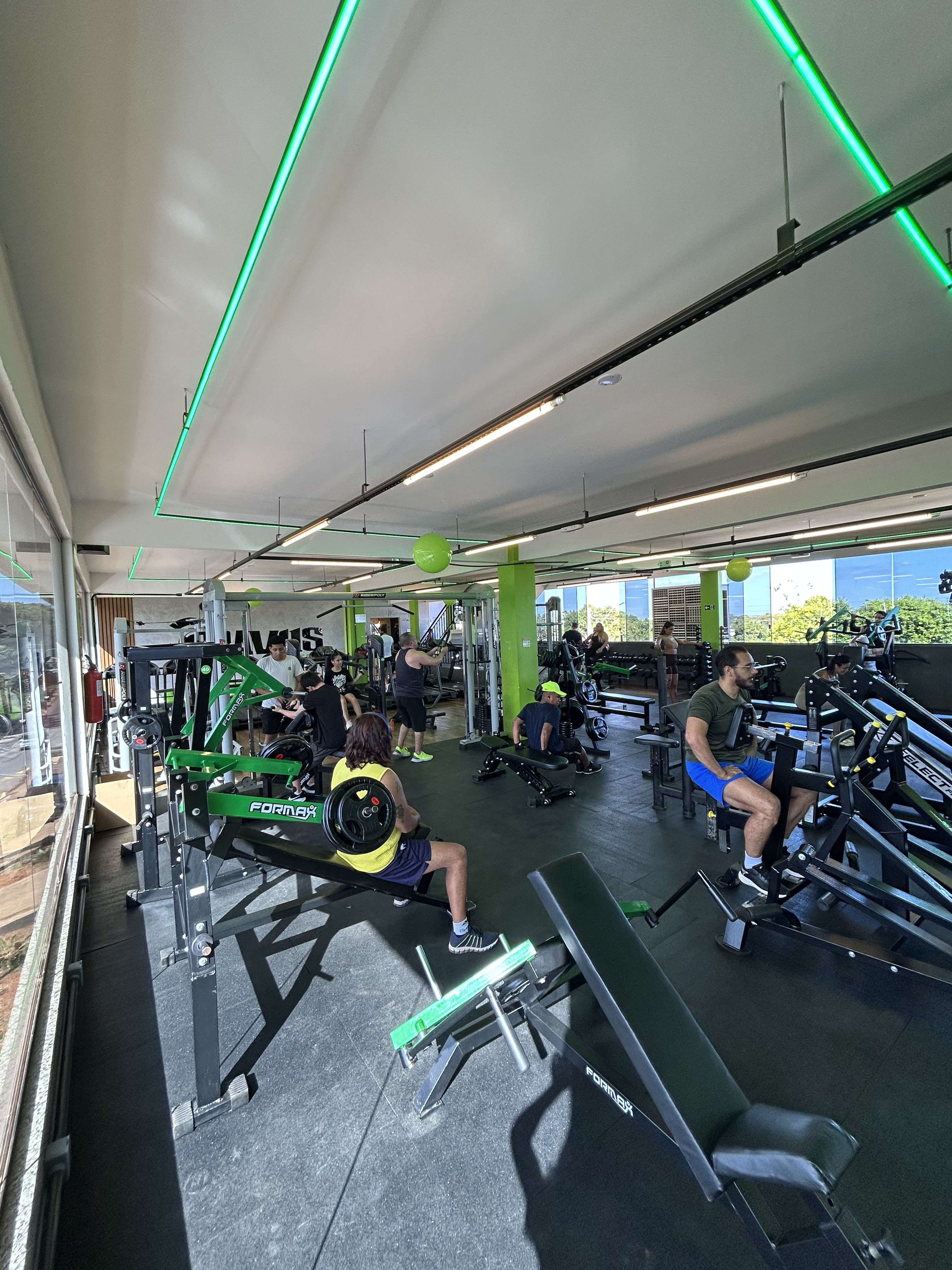 Área de musculação no mezanino da Academia Bravus Fitness