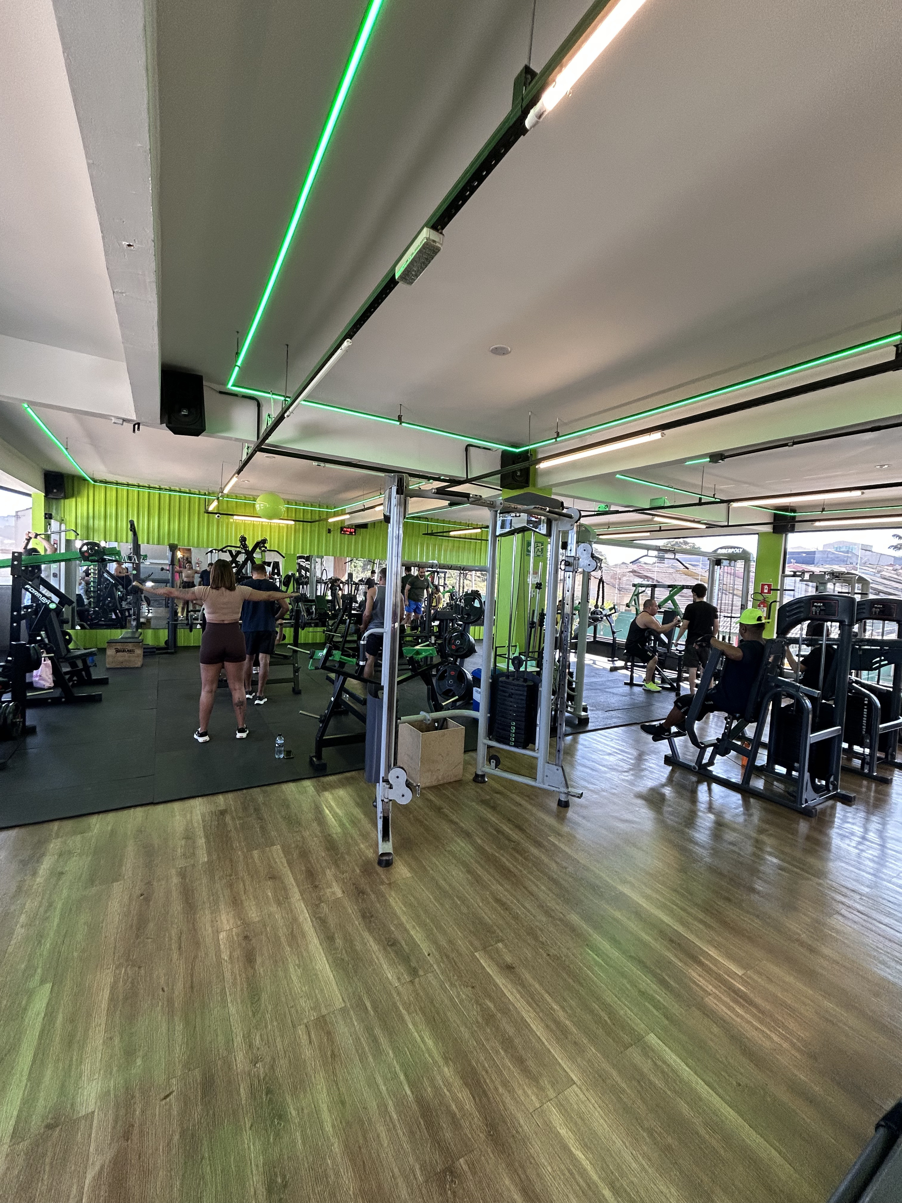 Área de musculação no térreo da Academia Bravus Fitness
