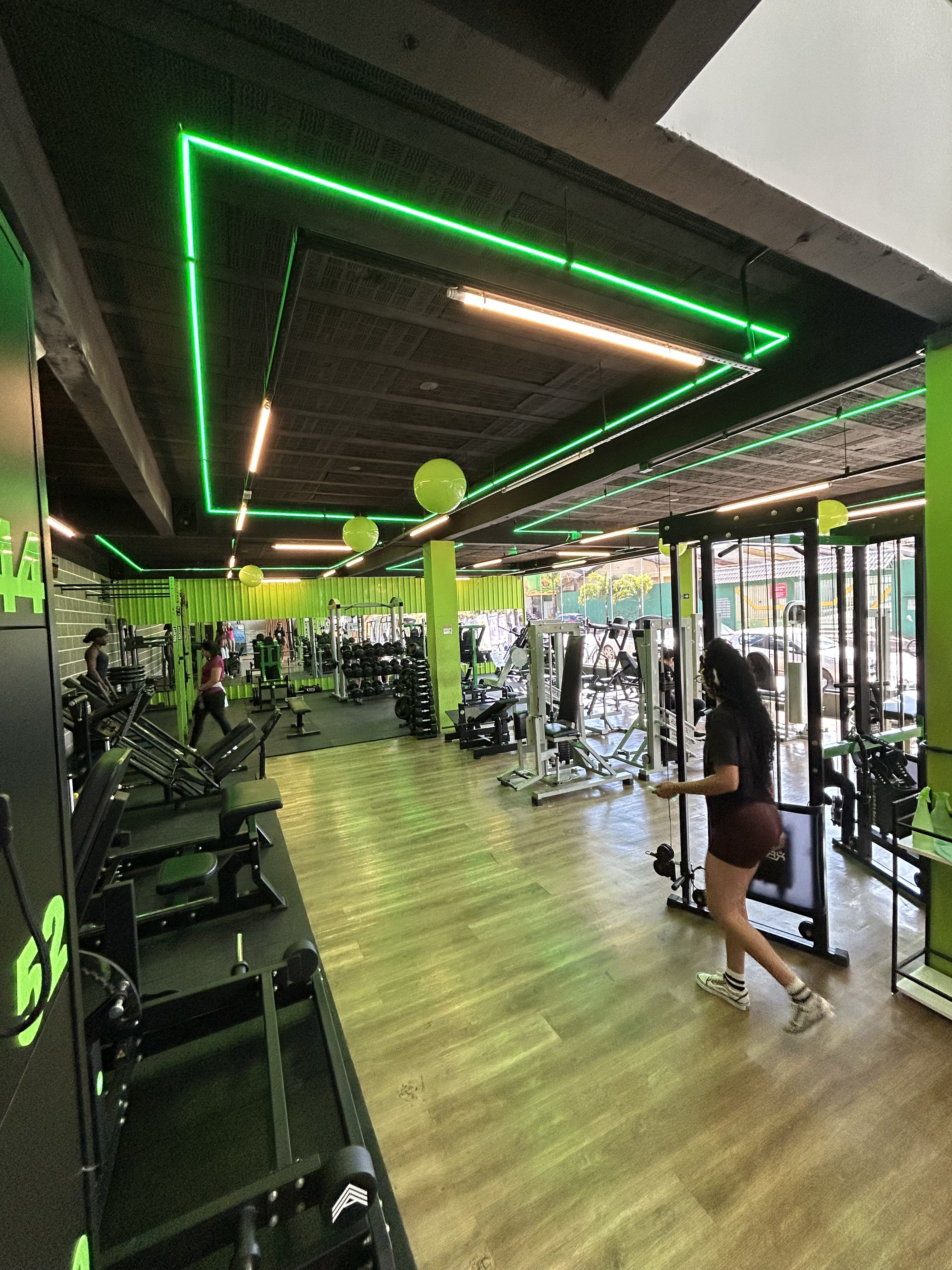 Equipamentos de musculação e armários na Academia Bravus Fitness