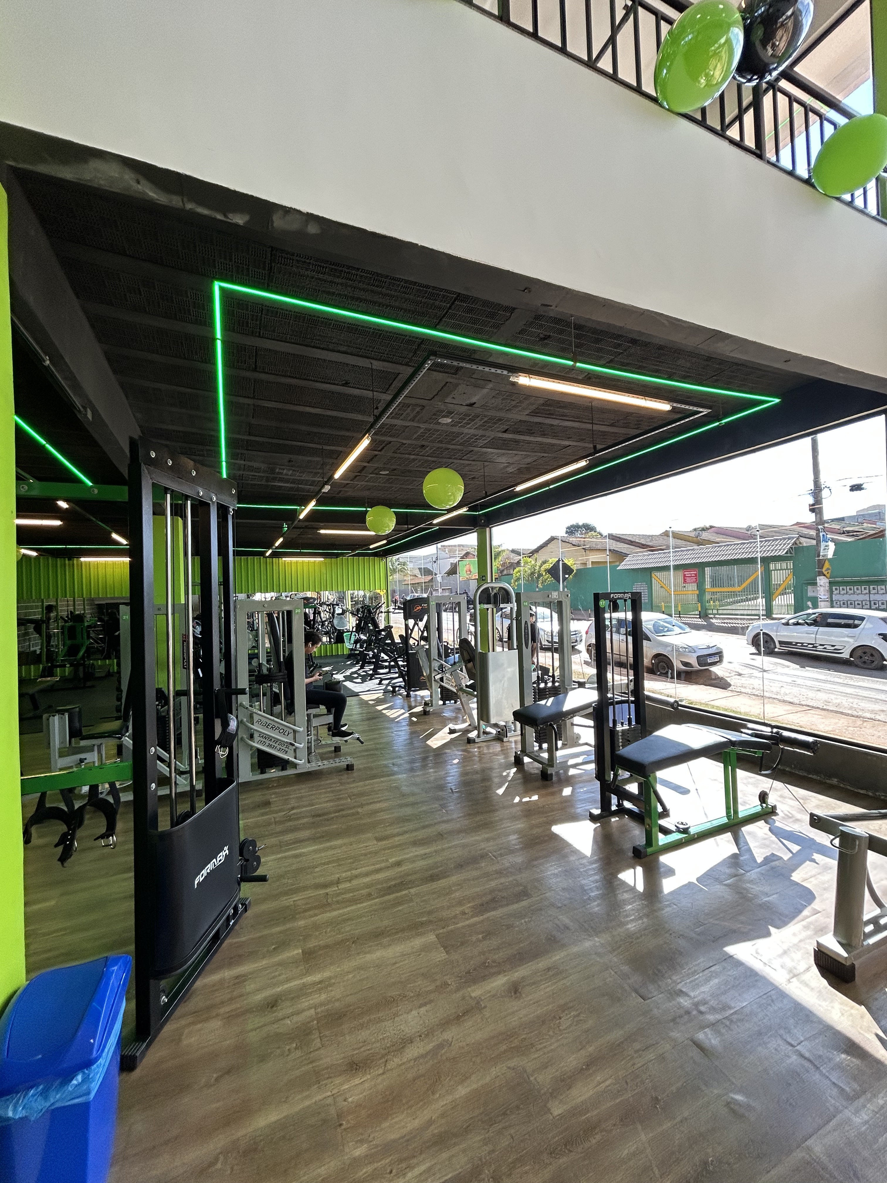 Área de musculação com vista para a rua na Academia Bravus Fitness