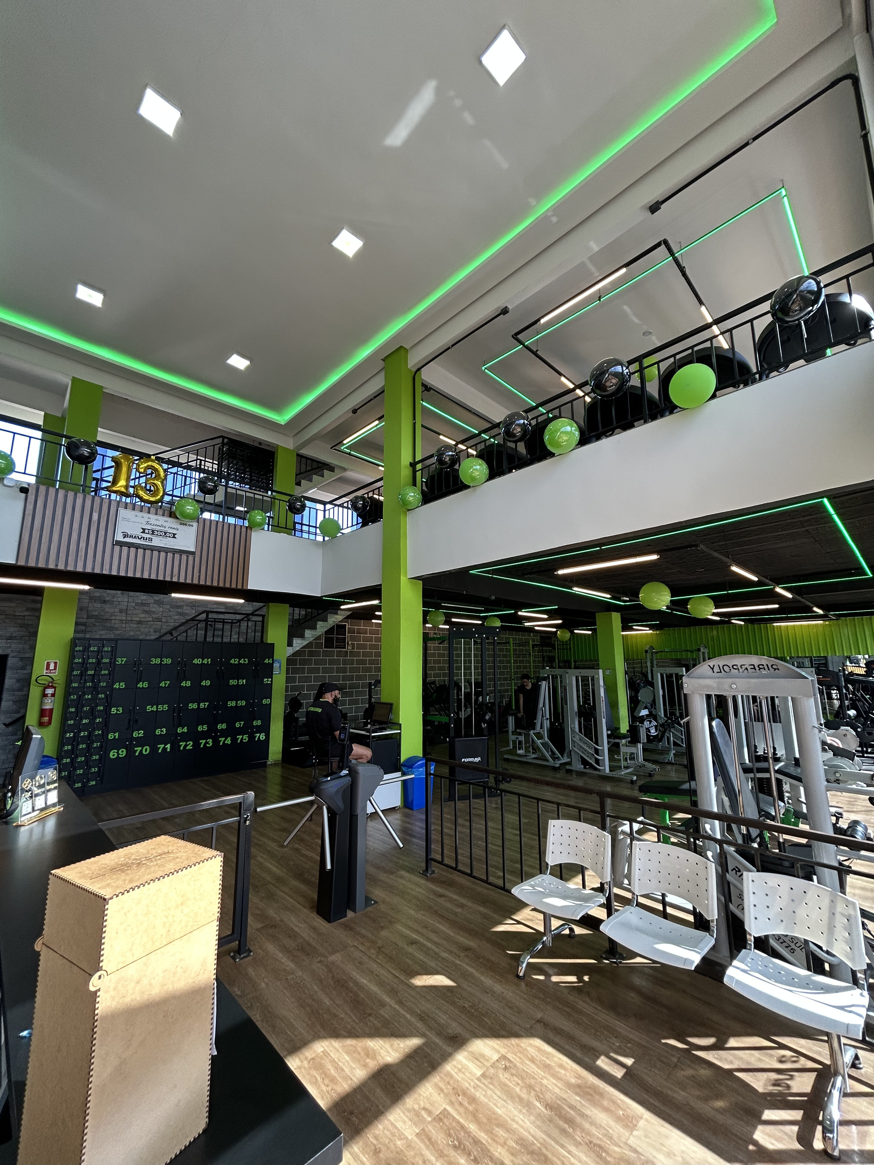 Recepção da Academia Bravus Fitness, com catraca de acesso e armários