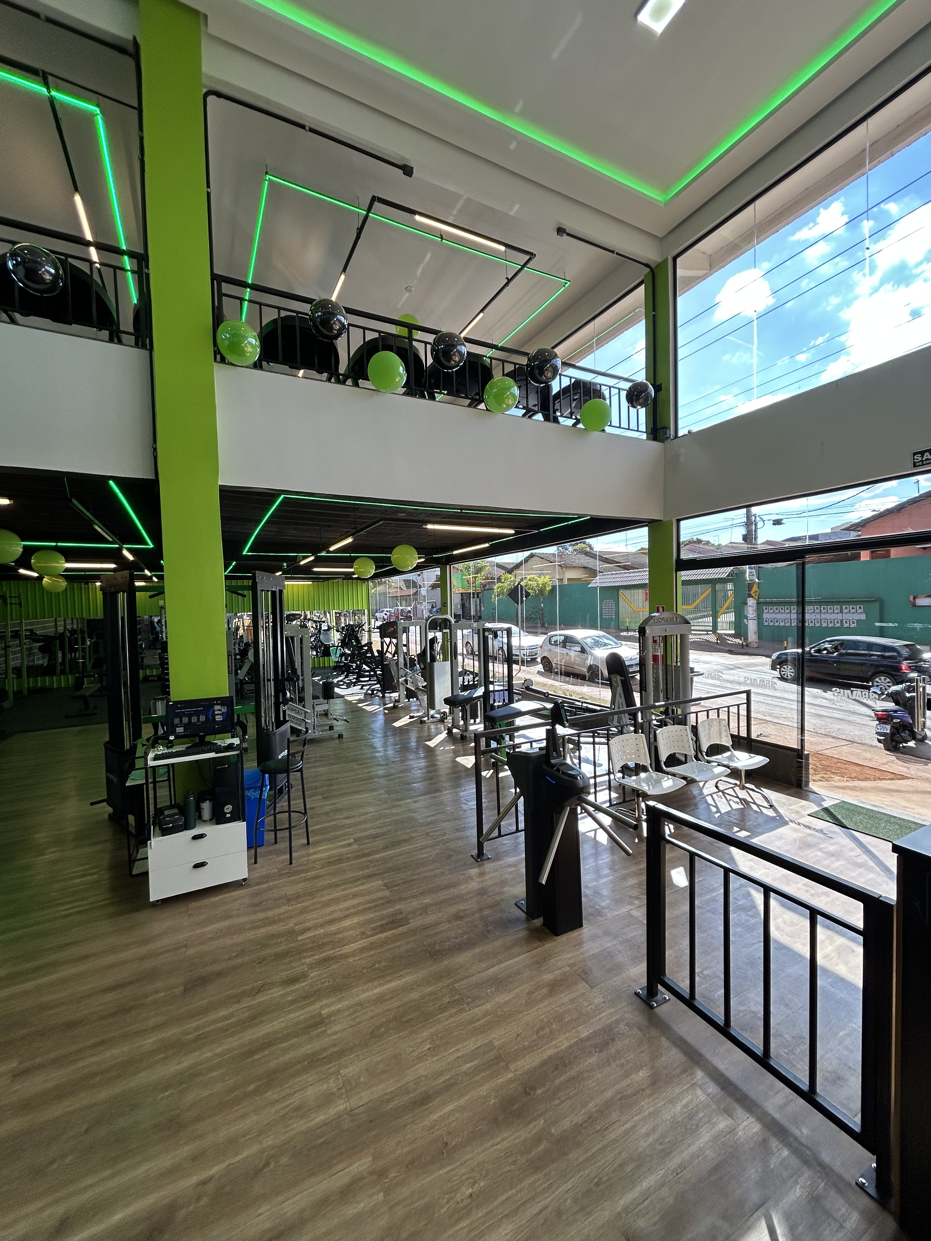 Recepção da Academia Bravus Fitness, com área de espera e catraca